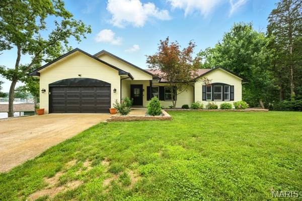 5 Sherman Ct, Hillsboro, MO 63050 - ranch-style home featuring an attached garage, driveway, and a front lawn