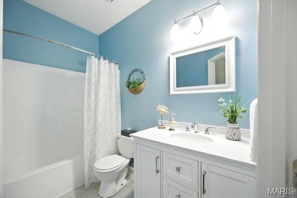 5 Sherman Ct, Hillsboro, MO 63050 - full bath with vanity and shower / tub combo with curtain