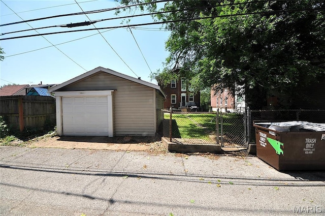 5241 Devonshire Ave, Saint Louis, MO 63109 - detached garage with a gate