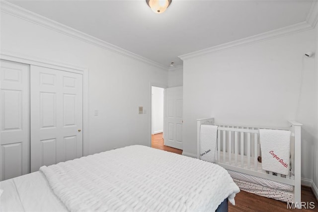 248 Gay Ave, Clayton, MO 63105 - bedroom featuring dark wood-style floors, crown molding, and a closet