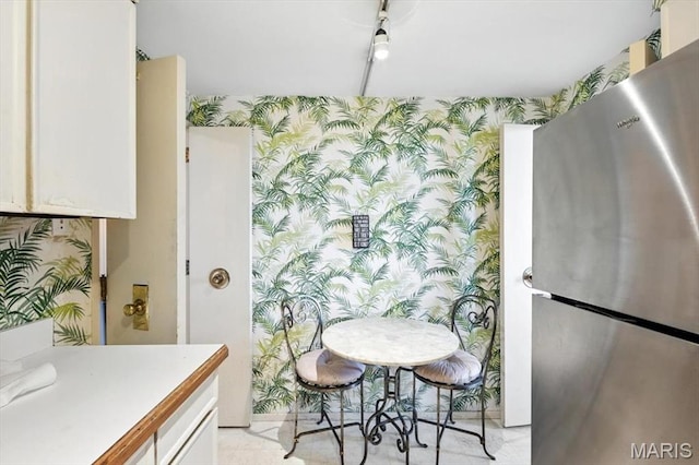 4501 Lindell Blvd Unit 9A, Saint Louis, MO 63108 - dining space featuring wallpapered walls and an accent wall