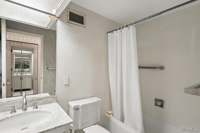 4501 Lindell Blvd Unit 9A, Saint Louis, MO 63108 - full bath featuring vanity and shower / bath combination with curtain