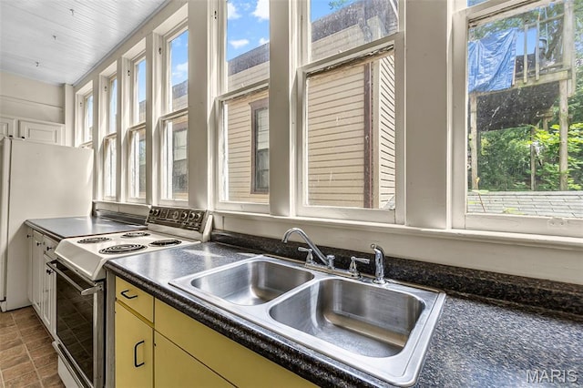 325 N Lorimier St, Cape Girardeau, MO 63701 - kitchen featuring electric stove, plenty of natural light, dark countertops, and cream cabinetry