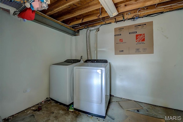 6048 La Chateau Ct, Saint Louis, MO 63129 - laundry room featuring washing machine and dryer