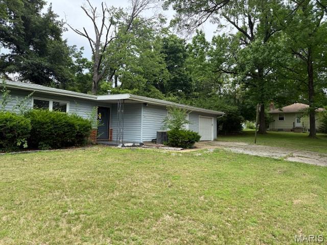207 Hunter St, Lebanon, IL 62254 - ranch-style home with driveway, a garage, and a front yard