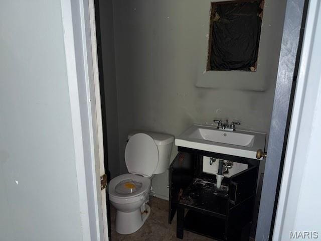 207 Hunter St, Lebanon, IL 62254 - half bath with toilet and vanity