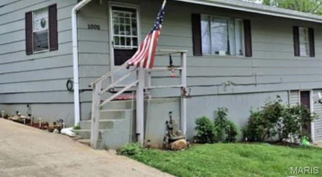 1005 Burford Ct, Doniphan, MO 63935 - view of front of house featuring a front lawn