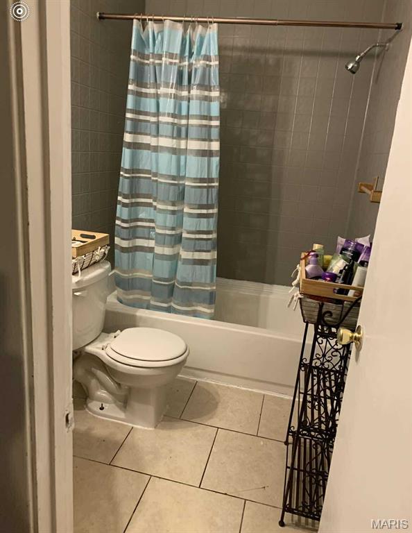 1005 Burford Ct, Doniphan, MO 63935 - full bath featuring tile patterned flooring and shower / tub combo with curtain