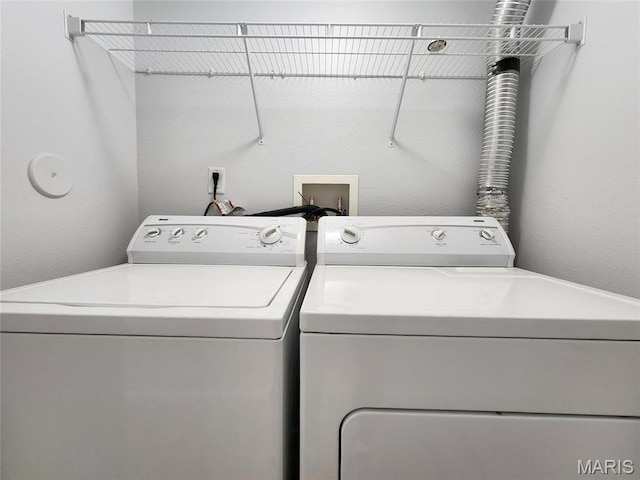 1924 Greenglen Dr Unit 102, Kirkwood, MO 63122 - laundry room featuring washer and clothes dryer