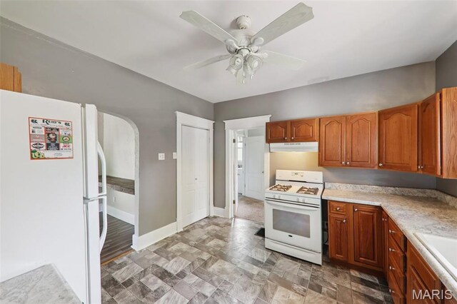 410 W Easton St, Gillespie, IL 62033 - kitchen with white appliances, under cabinet range hood, light countertops, arched walkways, and a ceiling fan