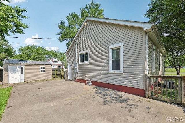 410 W Easton St, Gillespie, IL 62033 - view of side of home featuring an outdoor structure and a patio