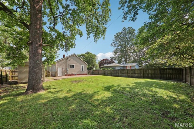 410 W Easton St, Gillespie, IL 62033 - fenced backyard featuring a patio