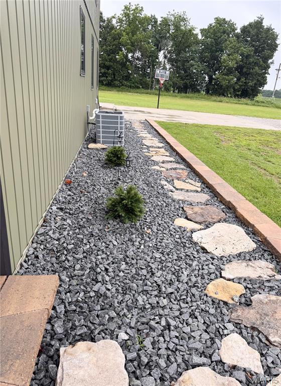 14005 Osage Dr, New London, MO 63459 - view of grassy yard