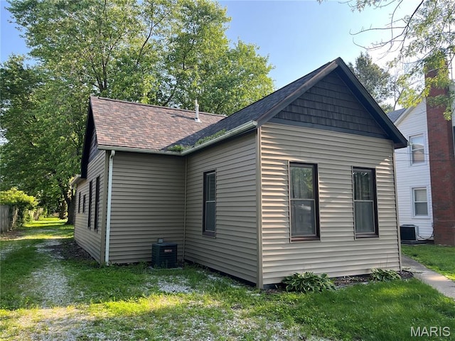 1032 W Pearl St, Staunton, IL 62088 - view of property exterior featuring a shingled roof and a lawn