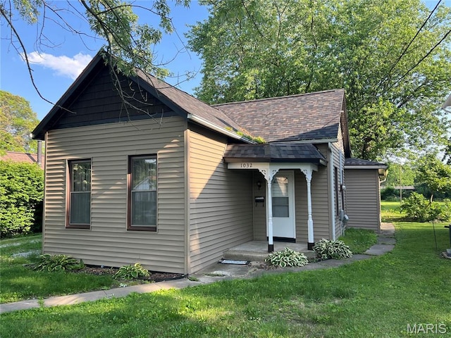 1032 W Pearl St, Staunton, IL 62088 - view of front facade featuring a front lawn and roof with shingles