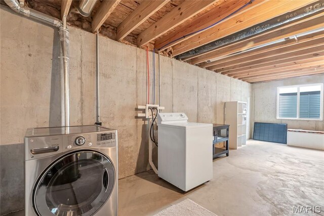 130 Baycrest Ct, Saint Charles, MO 63301 - laundry area with washer and dryer