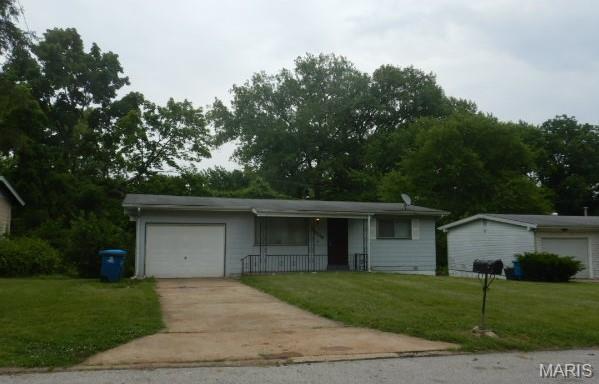 10246 Dacey Dr, Saint Louis, MO 63136 - ranch-style house featuring a garage, driveway, and a front yard