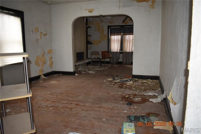 3835 Oakridge Blvd, Northwoods, MO 63121 - unfurnished room with arched walkways and plenty of natural light