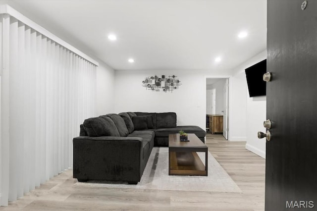 10401 Briarbend Dr Unit 2, Saint Louis, MO 63146 - living room featuring light wood-style floors and recessed lighting