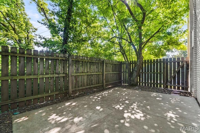 10401 Briarbend Dr Unit 2, Saint Louis, MO 63146 - fenced backyard featuring a patio area