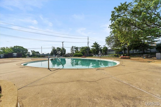 10401 Briarbend Dr Unit 2, Saint Louis, MO 63146 - community pool featuring a patio area