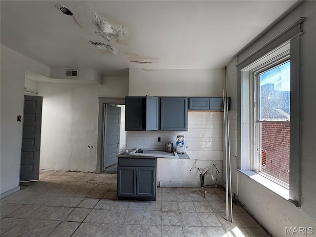 3929 Pennsylvania, Saint Louis, MO 63118 - kitchen with backsplash