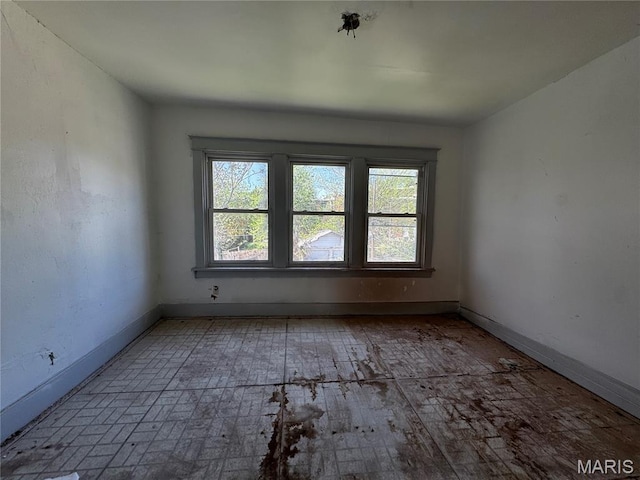 3929 Pennsylvania, Saint Louis, MO 63118 - spare room with baseboards