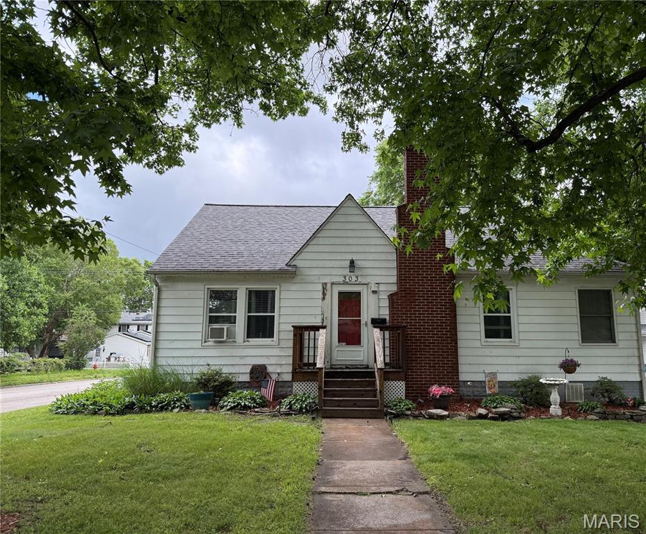 303 S 9th St, Wood River, IL 62095 - photo 1