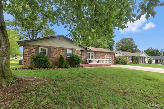 1004 Willow Ln, Sikeston, MO 63801 - single story home with a garage, driveway, a front yard, and brick siding