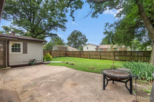 1004 Willow Ln, Sikeston, MO 63801 - fenced backyard with a patio area