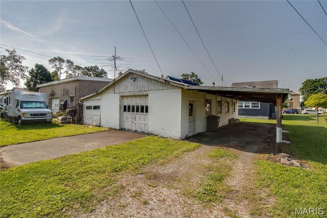 408 N N Main St, Carrollton, IL 62016 - view of front facade with dirt driveway, a front yard, and concrete block siding