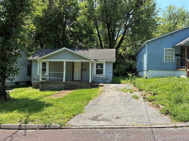 7206 Albright Ave, Jennings, MO 63136 - bungalow-style home featuring a porch and driveway