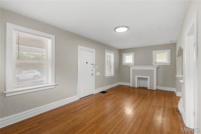 3800 Oakridge Blvd, Northwoods, MO 63121 - entryway featuring wood finished floors and arched walkways