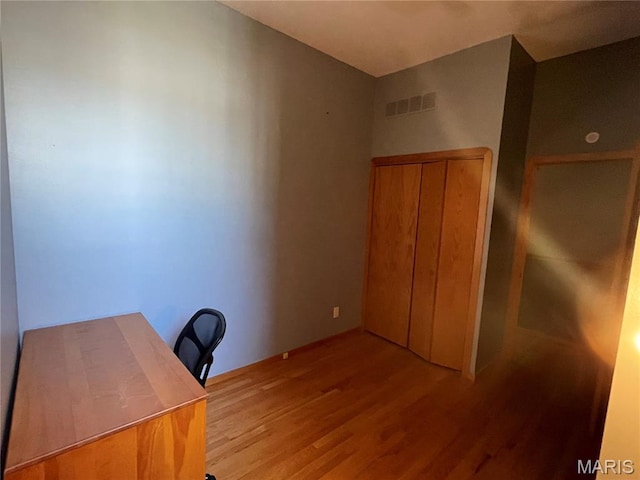 2319 Hickory St Unit A, Saint Louis, MO 63104 - unfurnished office with wood finished floors