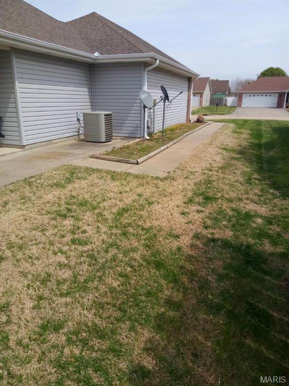 1107 Daffodil St, Sikeston, MO 63801 - view of grassy yard