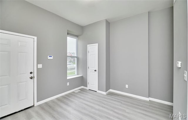 4275 E Ashland Ave, Saint Louis, MO 63115 - foyer featuring light wood-style floors and baseboards