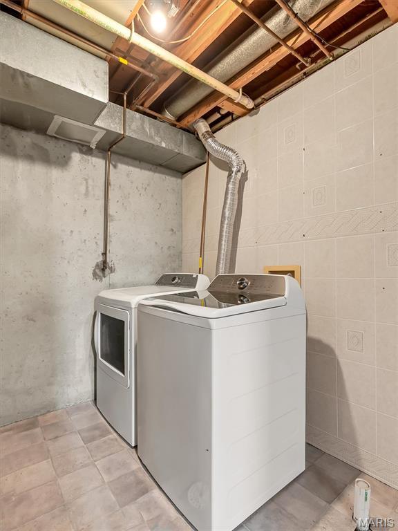 3178 5 Oaks Dr, Arnold, MO 63010 - laundry area featuring separate washer and dryer