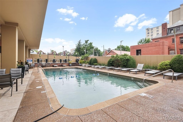 4466 W Pine Blvd Unit 7D, Saint Louis, MO 63108 - community pool featuring a patio
