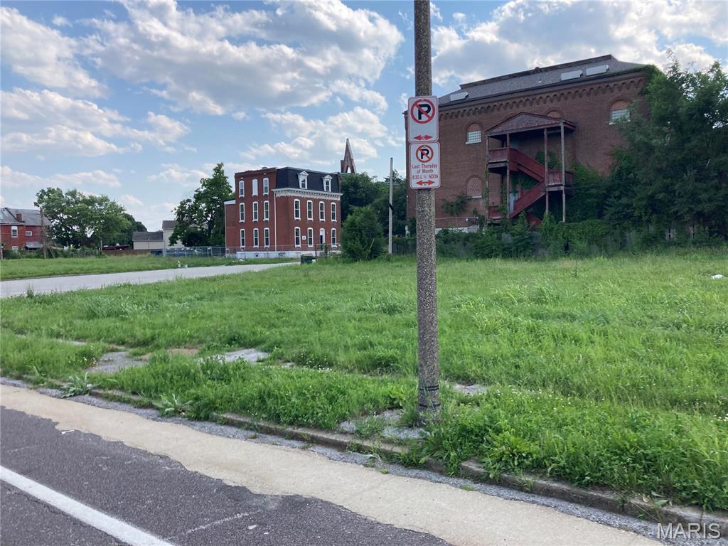 1516 Benton St, Saint Louis, MO 63106 - photo 1