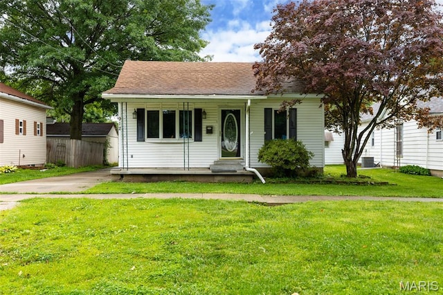 912 N Illinois Ave, Litchfield, IL 62056 - view of front of house featuring a front lawn, covered porch, and roof with shingles