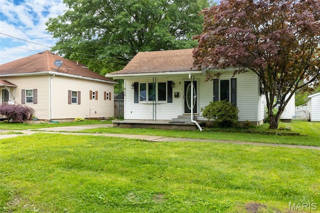 912 N Illinois Ave, Litchfield, IL 62056 - view of front facade featuring a front lawn and covered porch