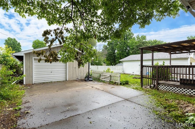 912 N Illinois Ave, Litchfield, IL 62056 - detached garage featuring concrete driveway
