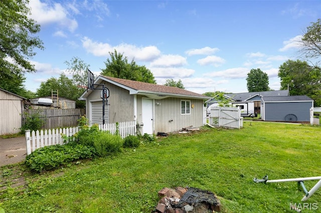 912 N Illinois Ave, Litchfield, IL 62056 - rear view of house featuring an outdoor structure and a garage