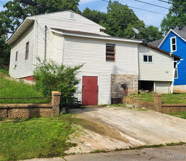 945 Cedar St, Poplar Bluff, MO 63901 - view of front of house featuring stone siding