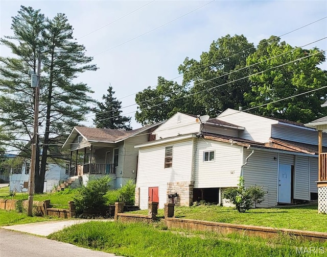 945 Cedar St, Poplar Bluff, MO 63901 - view of front of home featuring a porch and a front yard