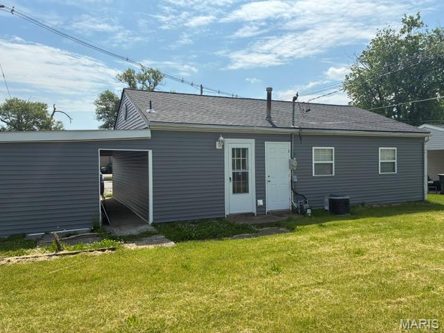 515 N 37th St, Belleville, IL 62226 - back of property featuring a yard and a shingled roof