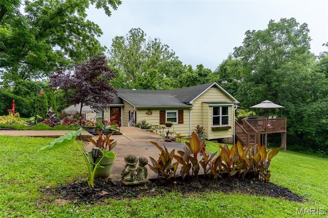 623 Boyne St, De Soto, MO 63020 - view of front of house featuring a deck and a front yard