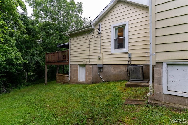 623 Boyne St, De Soto, MO 63020 - view of property exterior with a lawn and a wooden deck