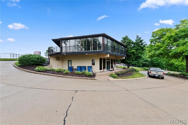 12107 Autumn Lakes Dr, Maryland Heights, MO 63043 - contemporary home featuring a sunroom and curved driveway
