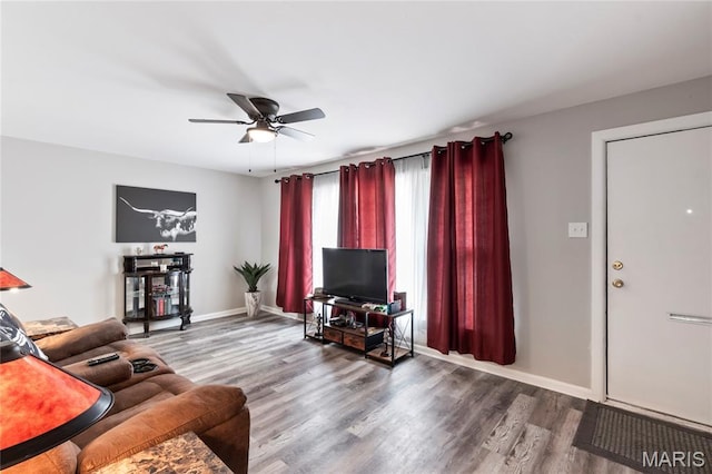1140 Lindsay Ln, Florissant, MO 63031 - living area with wood finished floors and ceiling fan